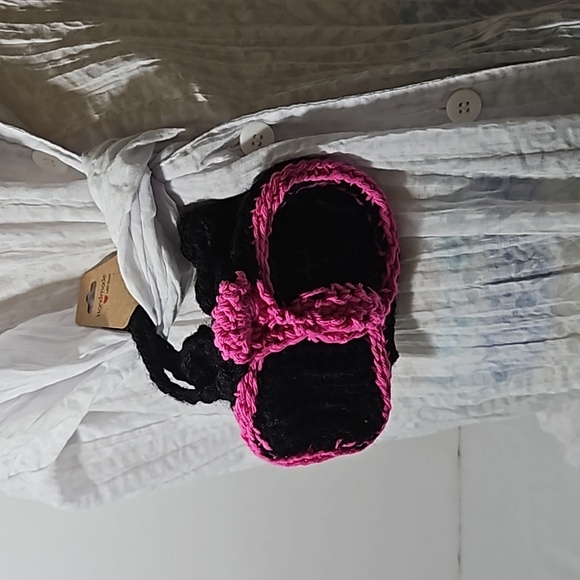 Hand Crafted Hand Knit Crochet Hand bag black & Barbie Pink Bow silhouette 6"x4" - Picture 13 of 17